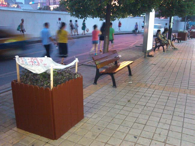 长沙市黄兴路步行街休闲椅花箱安装实例,湖南室外健身器材,湖南室外休闲椅,湖南儿童滑梯,湖南运动场地,长沙人造草皮,长沙室内外运动地板,长沙球场围栏,长沙室外健身器材,长沙室外休闲椅,长沙儿童滑梯,长沙运动场地,长沙多威体育用品有限公司