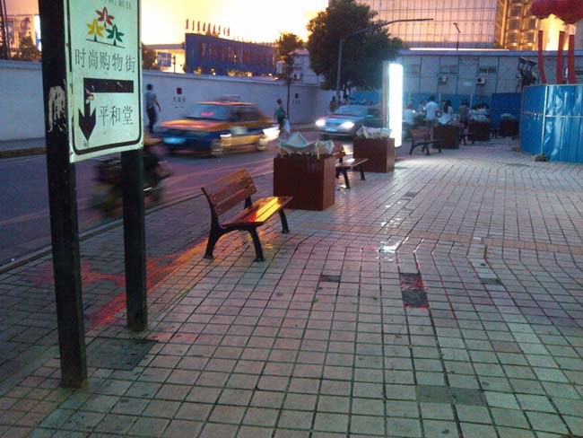 长沙市黄兴路步行街休闲椅花箱安装实例,湖南室外健身器材,湖南室外休闲椅,湖南儿童滑梯,湖南运动场地,长沙人造草皮,长沙室内外运动地板,长沙球场围栏,长沙室外健身器材,长沙室外休闲椅,长沙儿童滑梯,长沙运动场地,长沙多威体育用品有限公司