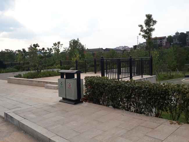平江风光带高档垃圾桶案例,湖南室外健身器材,湖南室外休闲椅,湖南儿童滑梯,湖南运动场地,长沙人造草皮,长沙室内外运动地板,长沙球场围栏,长沙室外健身器材,长沙室外休闲椅,长沙儿童滑梯,长沙运动场地,长沙多威体育用品有限公司