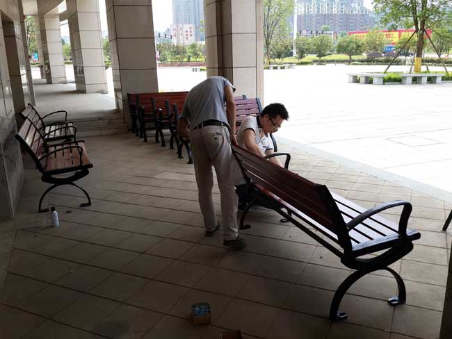 名家翡翠花园再次采购户外休闲椅安装实例,湖南室外健身器材,湖南室外休闲椅,湖南儿童滑梯,湖南运动场地,长沙人造草皮,长沙室内外运动地板,长沙球场围栏,长沙室外健身器材,长沙室外休闲椅,长沙儿童滑梯,长沙运动场地,长沙多威体育用品有限公司